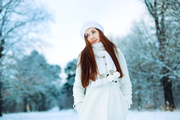 Donna nel parco invernale — Foto Stock