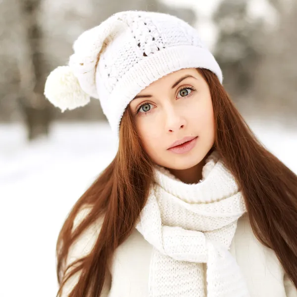 Όμορφο κορίτσι στο δάσος το χειμώνα — Φωτογραφία Αρχείου