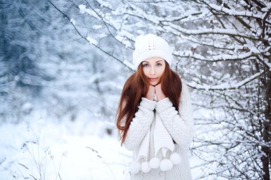 Kış ormanındaki kız.