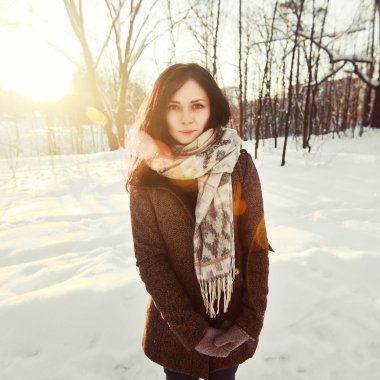 güneşli kış günü zevk kız