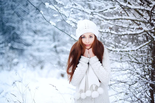 Meisje in het winterbos. — Stockfoto