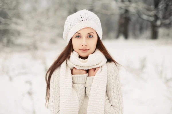 Flicka i vinterskogen. — Stockfoto