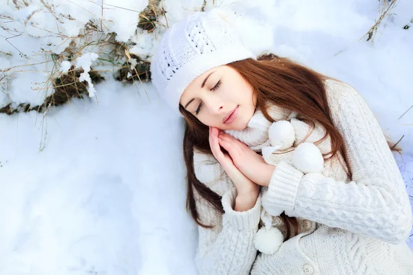 Девушка спит в снегу — стоковое фото