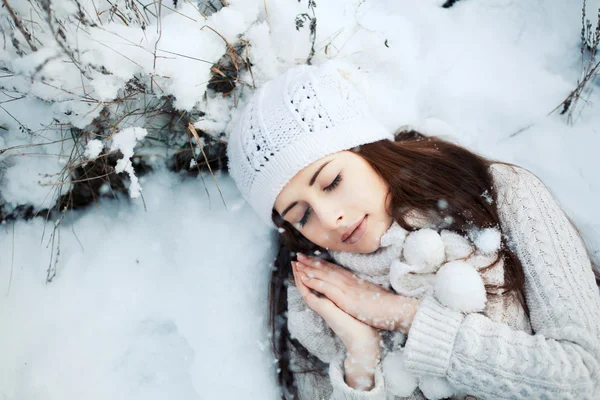 Menina dormindo na neve — Fotografia de Stock