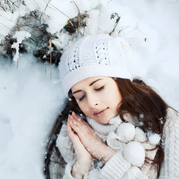 Menina dormindo na neve — Fotografia de Stock