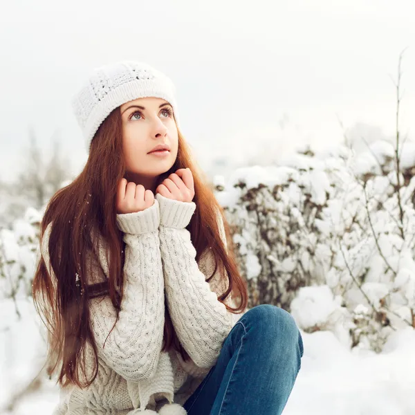 Piękna brunetka w winter park — Zdjęcie stockowe