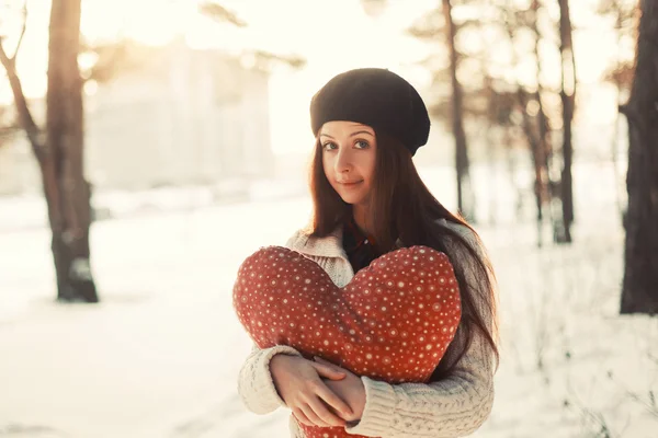 Meisje in park met grote rode hart. — Stockfoto