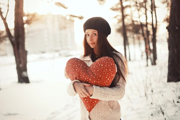 Dívka v parku s velkým červeným srdcem. — Stock fotografie