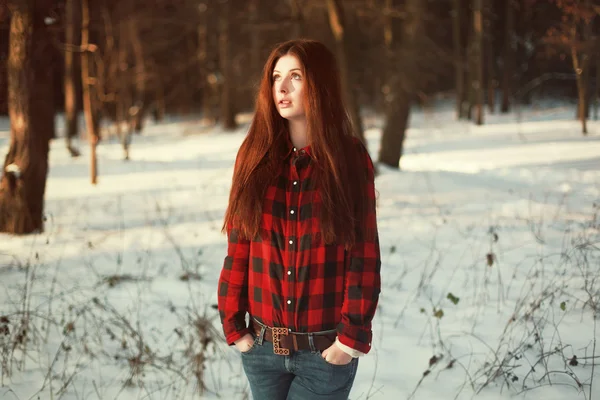 Femme dans la forêt d'hiver — Photo