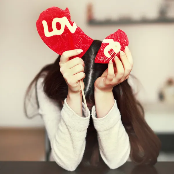 Mujer con corazón roto piruleta — Foto de Stock