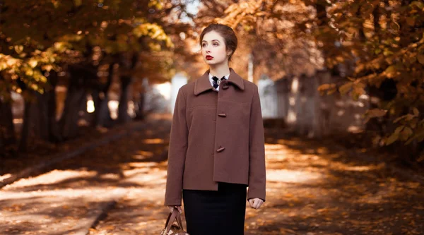 Donna in un parco in autunno — Foto Stock