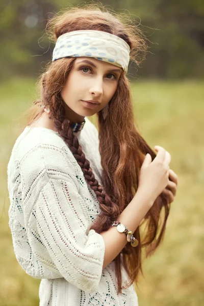 Chica hippie en el país — Foto de Stock