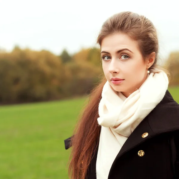 Chica en otoño — Foto de Stock