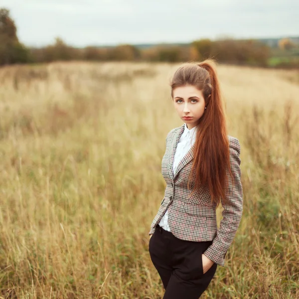 Mooi meisje poseren buitenshuis — Stockfoto