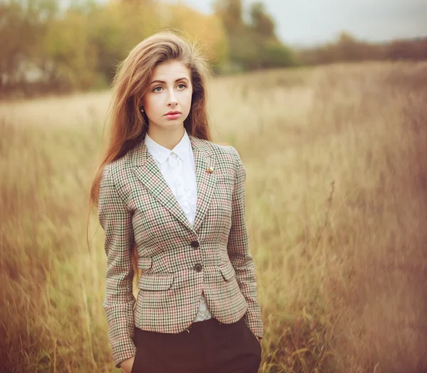 Aantrekkelijke brunette in het veld. — Stockfoto