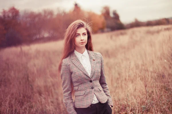 Aantrekkelijke brunette in het veld. — Stockfoto