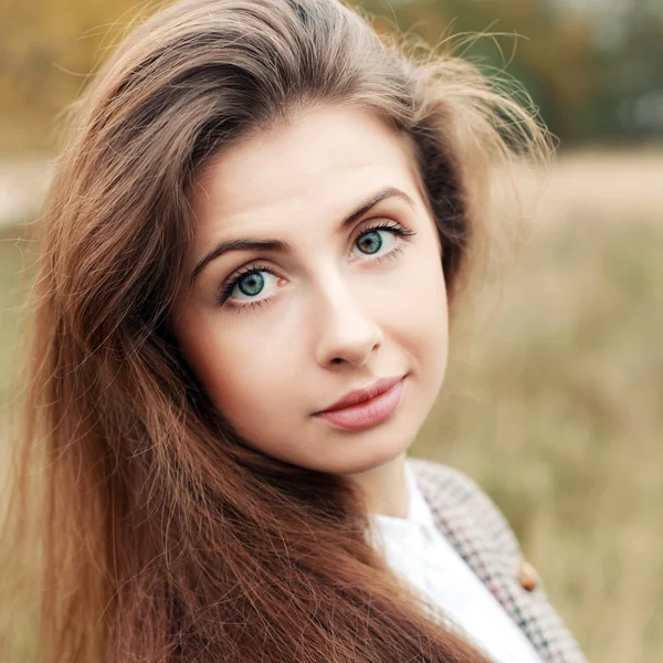 Jovem mulher ao ar livre retrato. — Fotografia de Stock