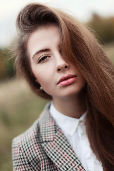 Jovem mulher ao ar livre retrato. — Fotografia de Stock