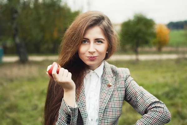 Jabłko jedzenie kobieta — Zdjęcie stockowe