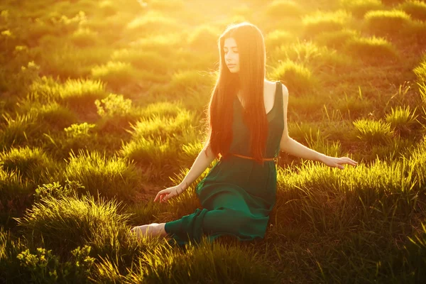 夏の草原上の女性 — ストック写真