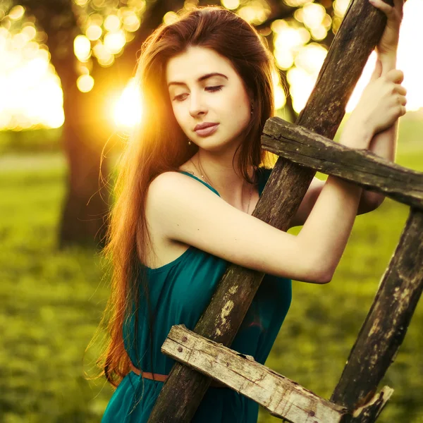 Chica en el huerto de manzanas — Foto de Stock