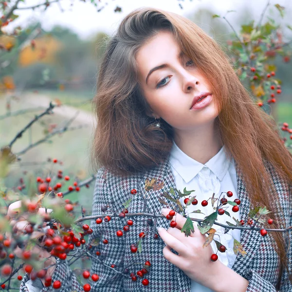 Donna in un giardino di primavera — Foto Stock