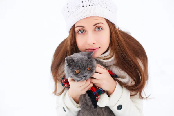 Όμορφη γυναίκα με γάτα το χειμώνα — Φωτογραφία Αρχείου