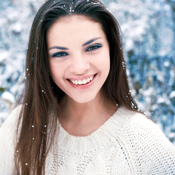 Pretty woman in park. — Stock Photo, Image