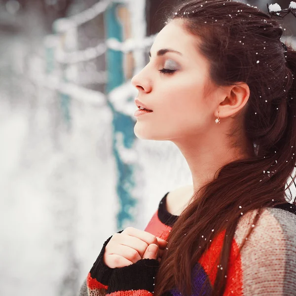 Piękna brunetka w zimie z zamkniętymi oczami. — Zdjęcie stockowe