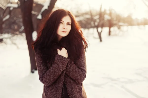 Půvabná brunetka pózuje v zimě parku. — Stock fotografie