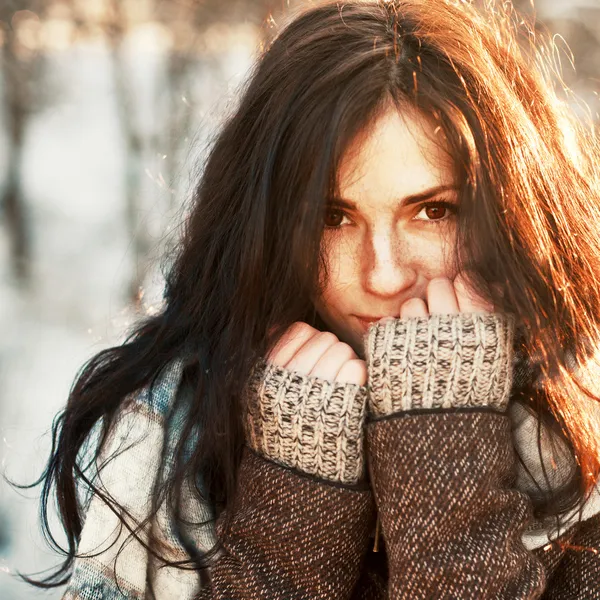 Belle femme portrait d'hiver . — Photo