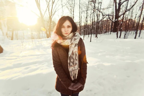 Mädchen genießt einen sonnigen Wintertag — Stockfoto