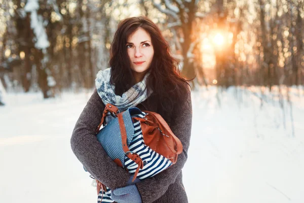 Dívka chodí v zimě parku. — Stock fotografie