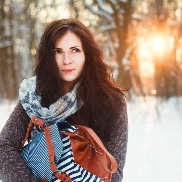 Menina caminha no parque de inverno . — Fotografia de Stock