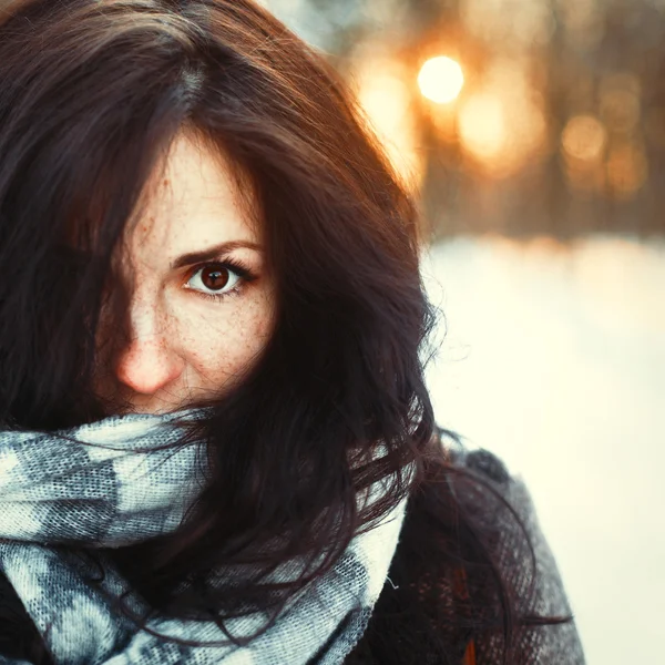 Mujer disfrutando de un día de invierno soleado . —  Fotos de Stock