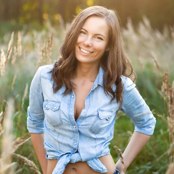 Frau im Sommer auf der Wiese. — Stockfoto