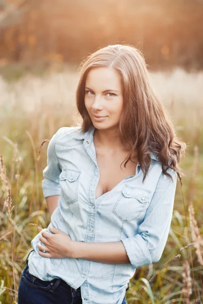 Woman in summer park — Stock Photo, Image