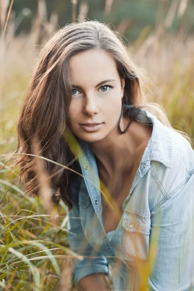 Vacker kvinna sommaren porträtt — Stockfoto