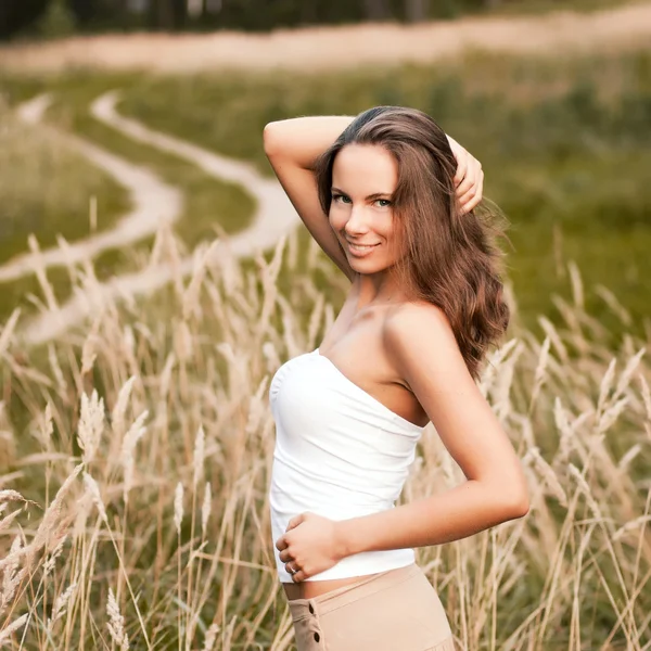 Belle fille dans la prairie de printemps — Photo