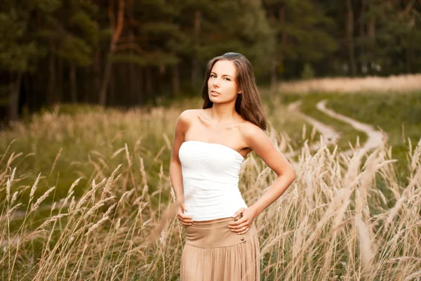 Mooi meisje in voorjaar weide — Stockfoto