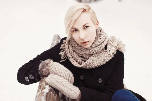 Woman sitting on a bench — Stock Photo, Image