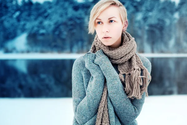 Allvarliga Sensuell kvinna i vinter skog — Stockfoto