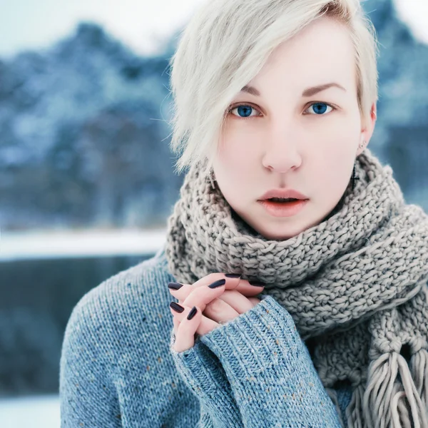 Dívka posng v zimě parku — Stockfoto