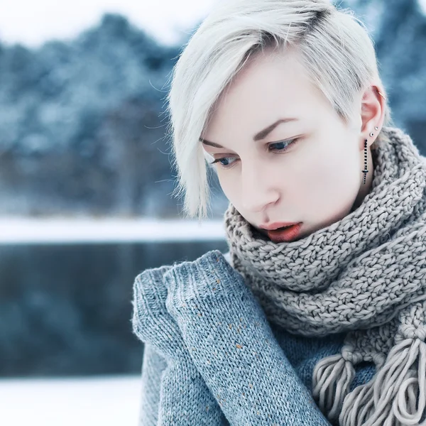 Mädchen bekleidet mit Pullover und Schal. — Stockfoto