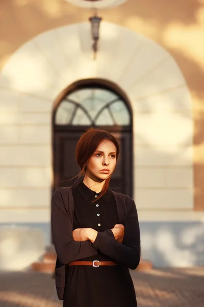 Vrouw die zich voordeed op de straat. — Stockfoto