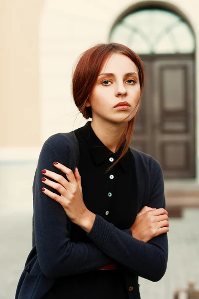 Ritratto di giovane bruna attraente — Foto Stock