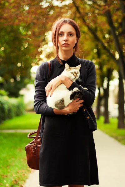 Bella donna con piccolo gatto — Foto Stock