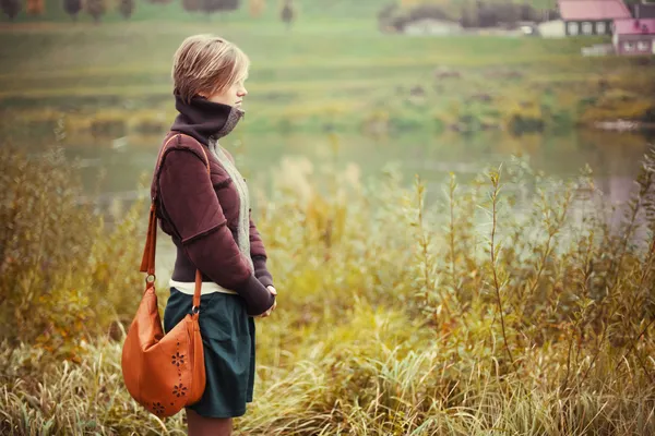 Woman standing on board of river — Stock Photo, Image