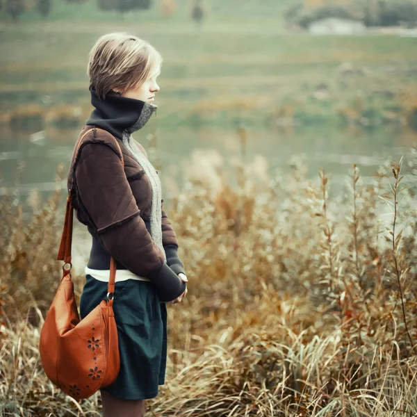 Femme debout à bord de la rivière — Photo