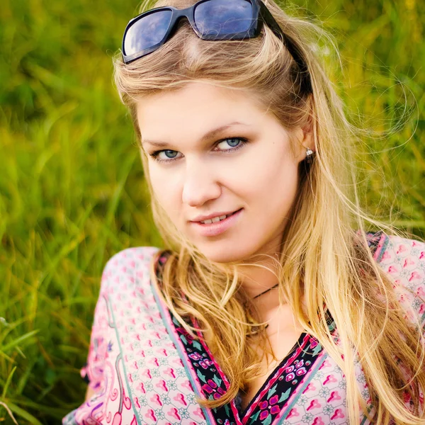 Retrato de primavera de mulher sorridente — Fotografia de Stock